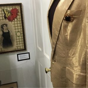 Dark brown cut glass surrounded by golden rhinestones, this is a vintage pin.